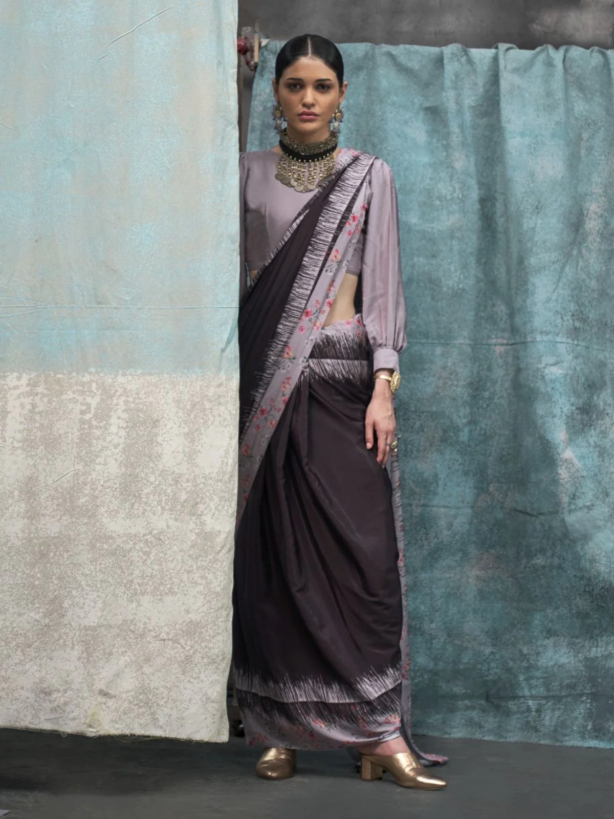 Odette Black And Mauve Satin Printed Saree With Unstitched Blouse For Women - Image 2