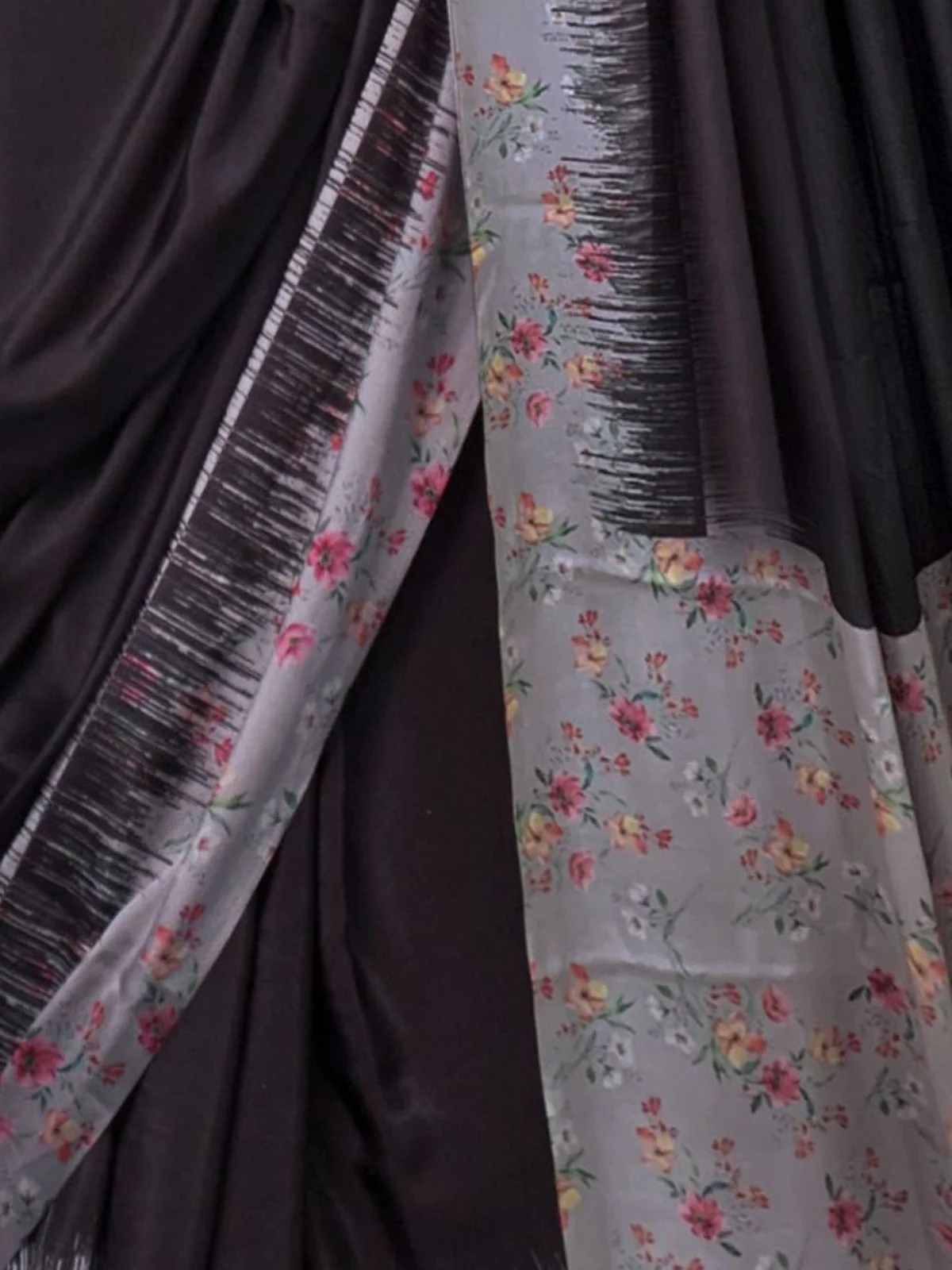 Odette Black And Mauve Satin Printed Saree With Unstitched Blouse For Women - Image 3