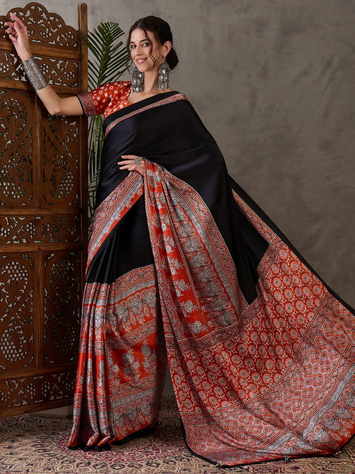 Odette Black And Orange Silk Blend Printed Elegant Saree For Women - Image 3