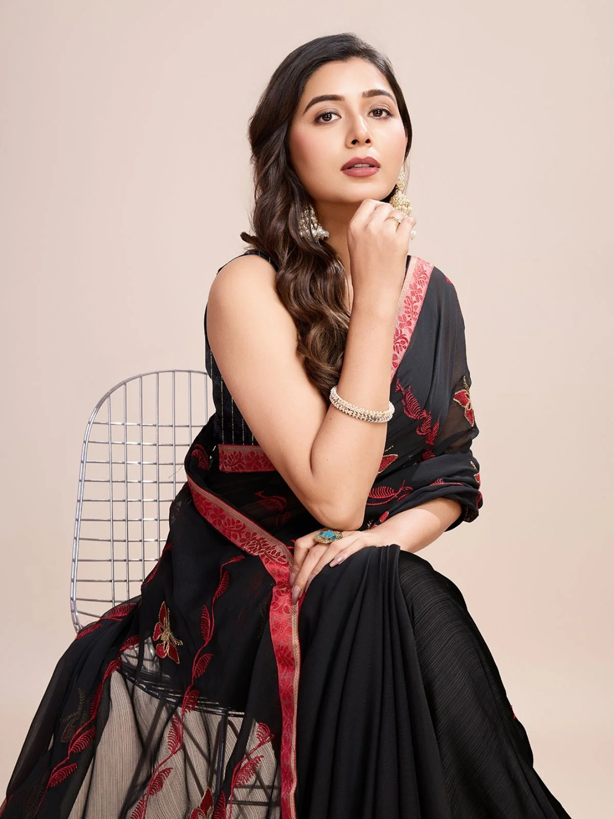 Odette Black And Red Georgette Embroidered Saree With Unstitched Blouse For Women - Image 4