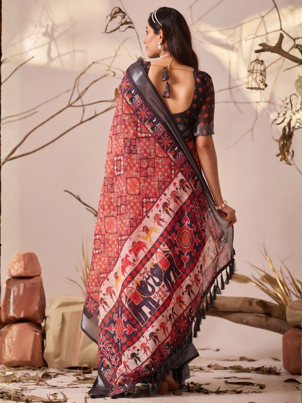 Odette Black And Red Linen Cotton Printed Saree For Women - Image 3