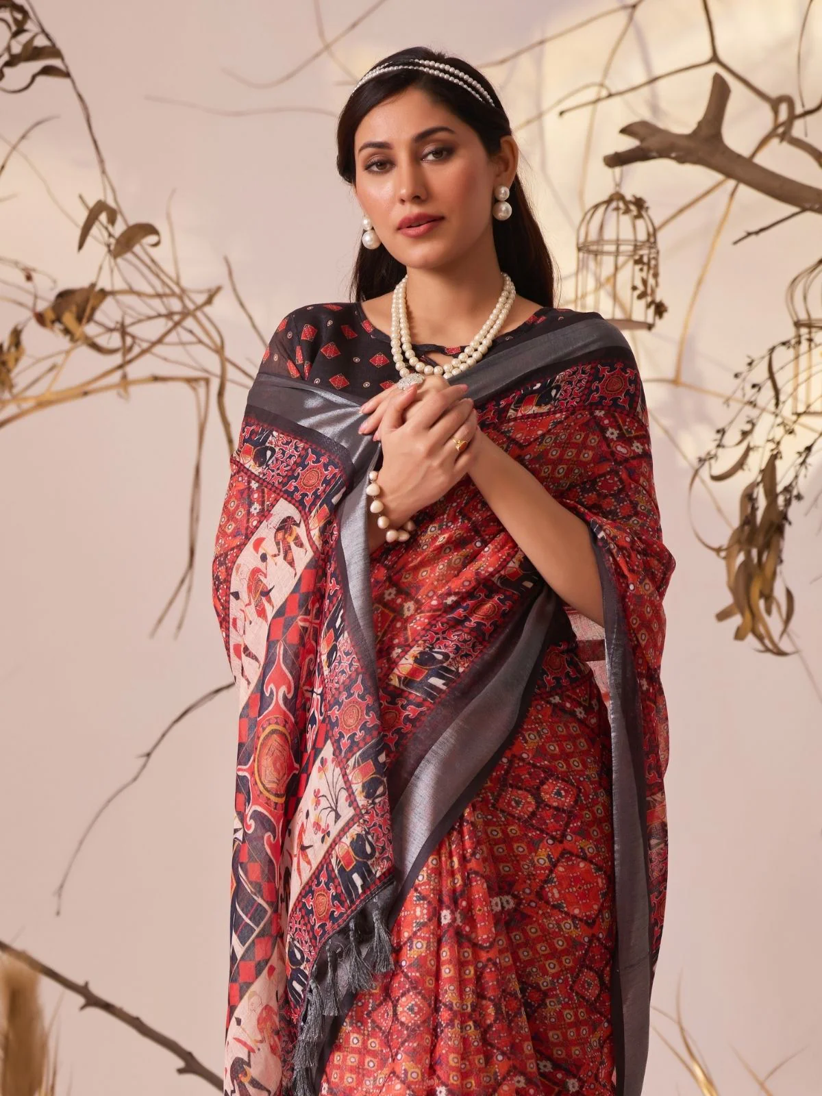 Odette Black And Red Linen Cotton Printed Saree For Women - Image 4