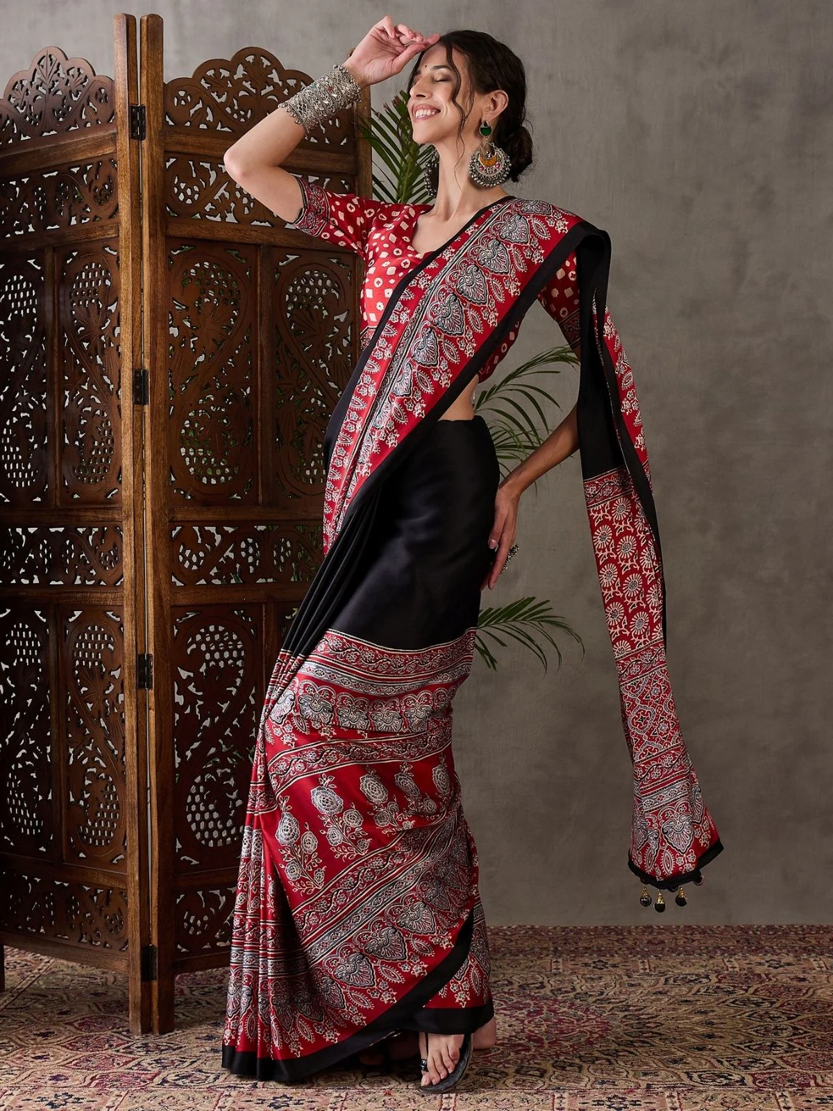 Odette Black And Red Silk Blend Printed Elegant Saree For Women - Image 3