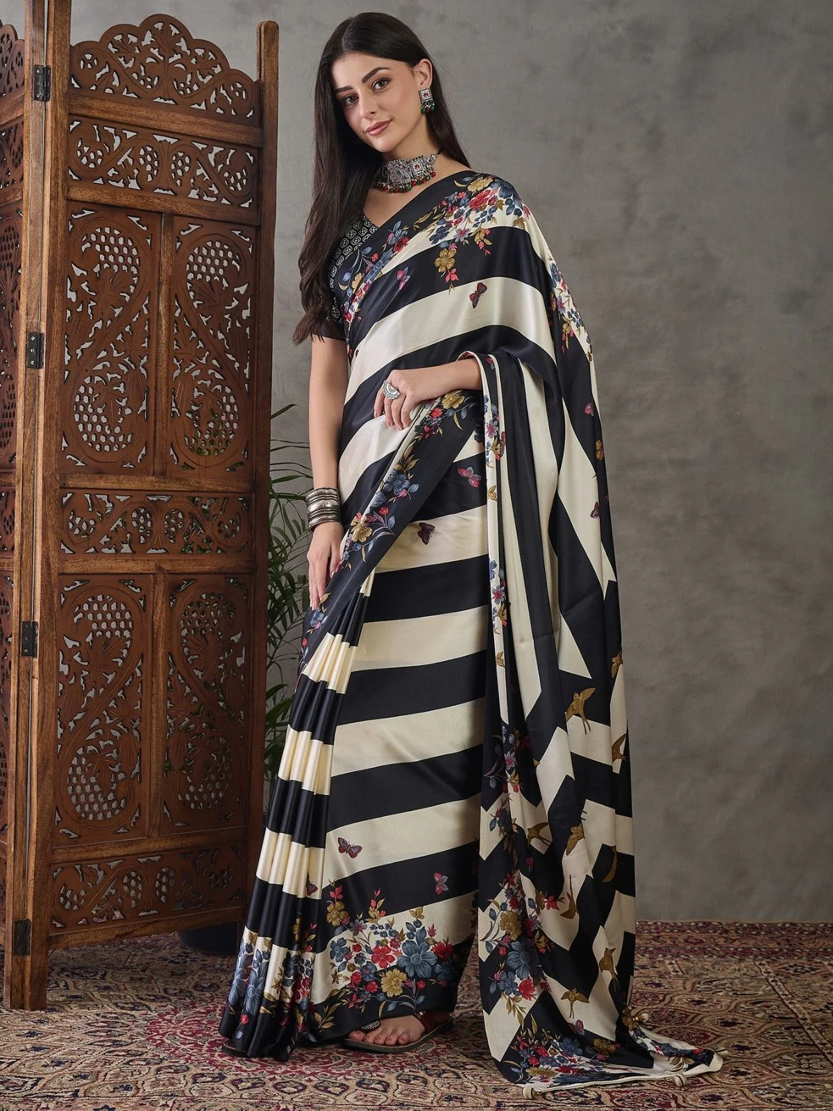 Odette Black And White Silk Blend Printed Elegant Saree For Women - Image 3