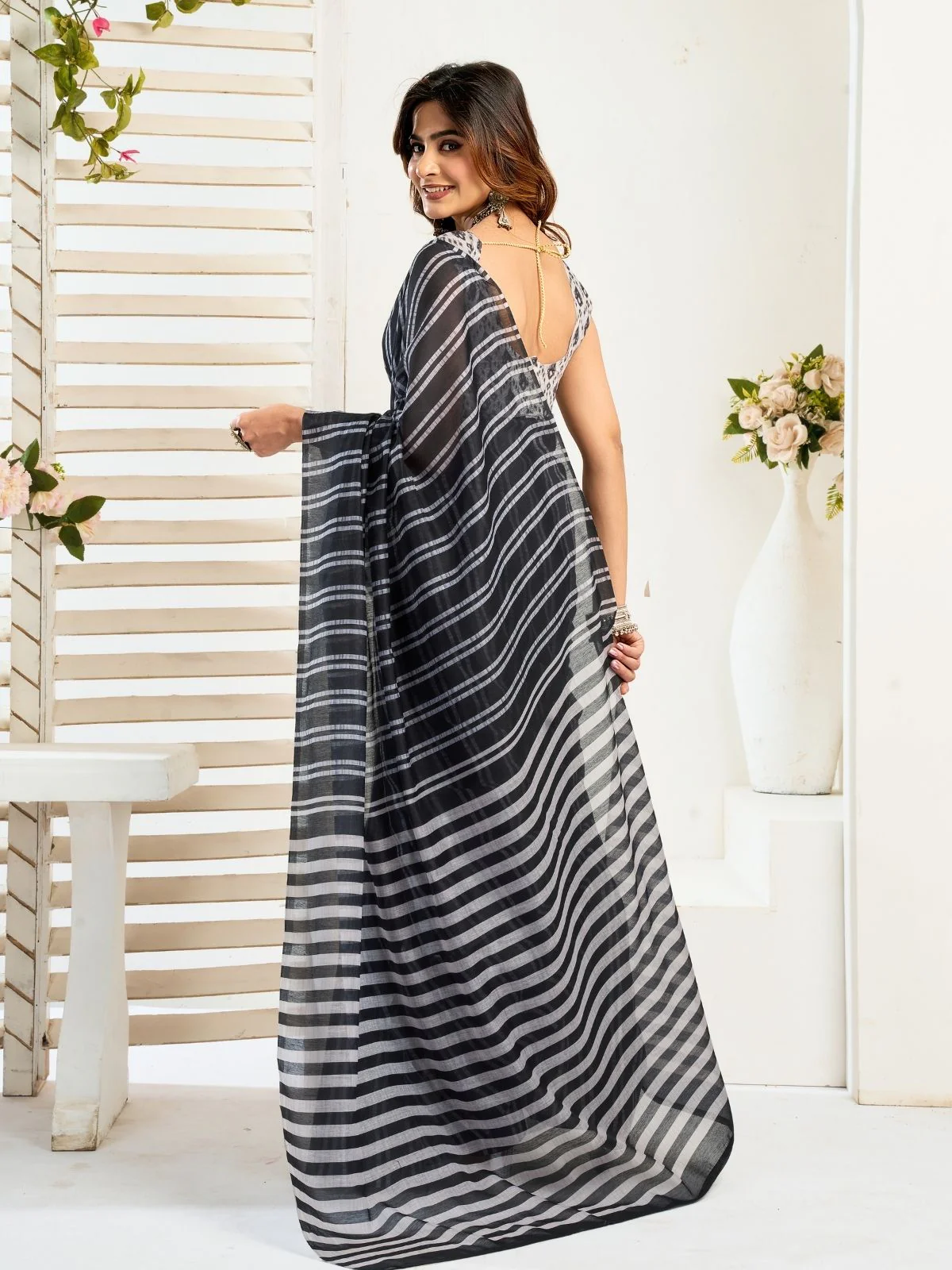 Odette Black Cotton Linen Zari Work Saree For Women - Image 4