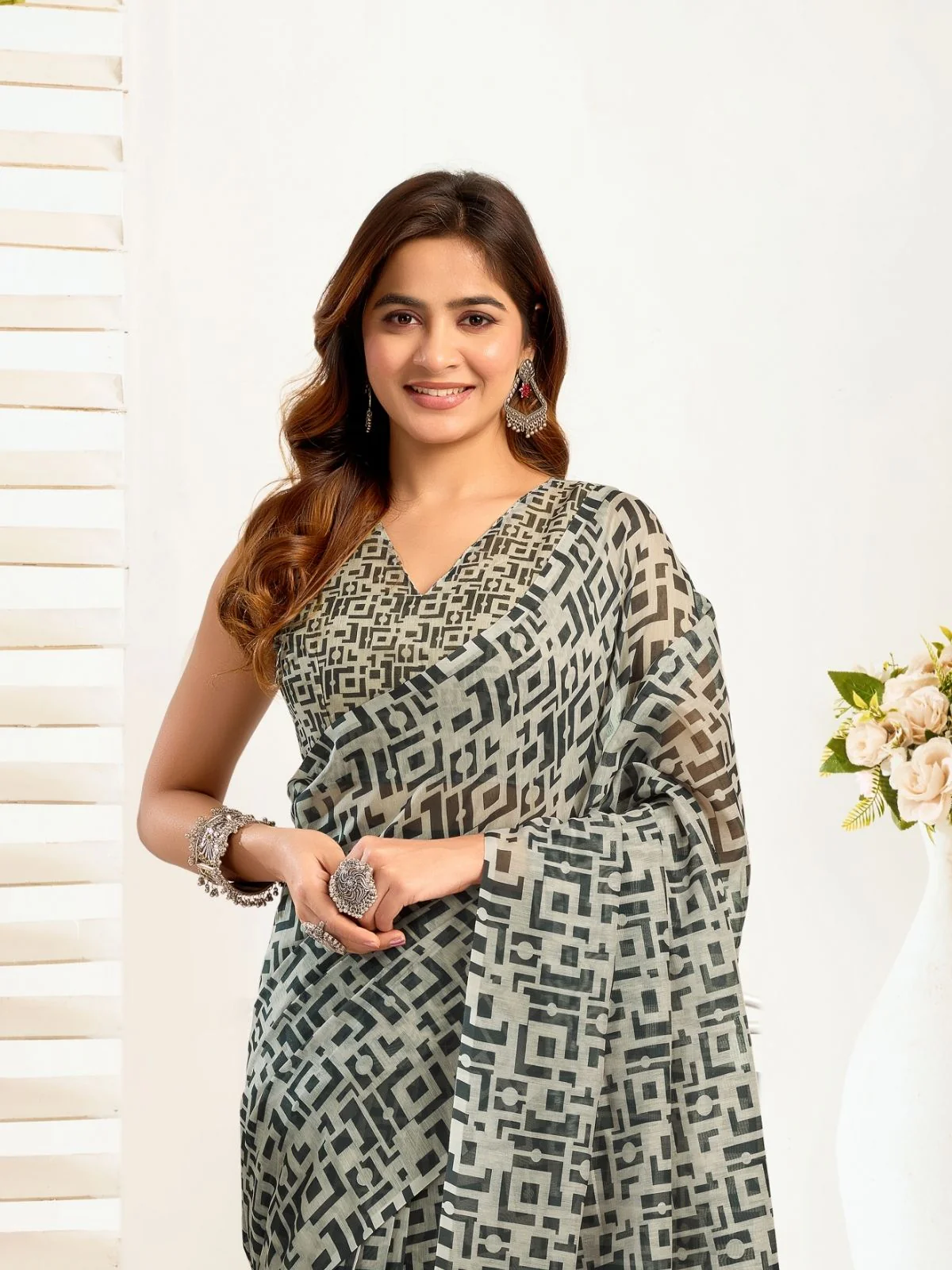 Odette Black Cotton Linen Zari Work Saree For Women - Image 4