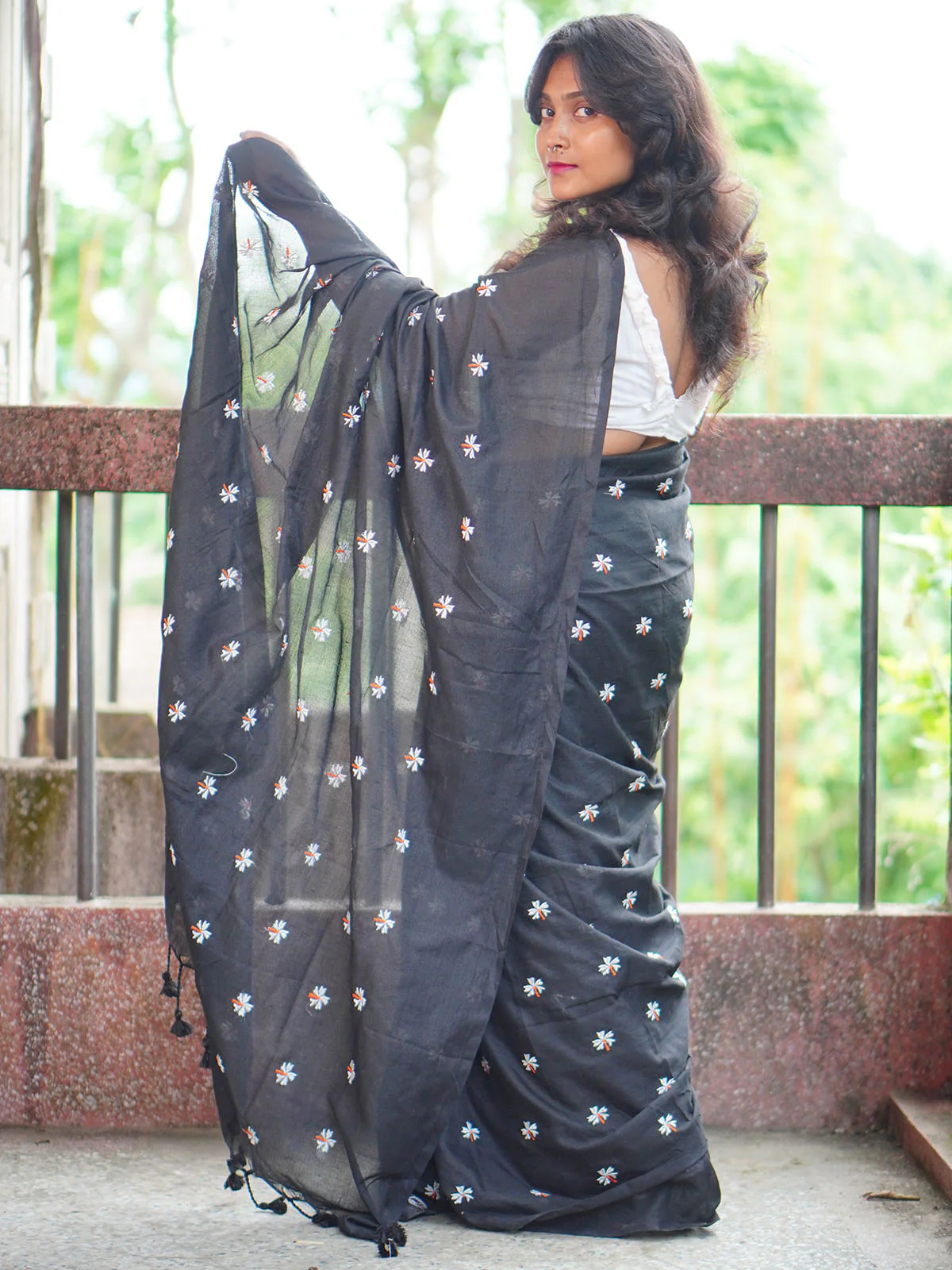 Odette Black Embroidered Cotton Saree With Unstitched Blouse For Women - Image 4