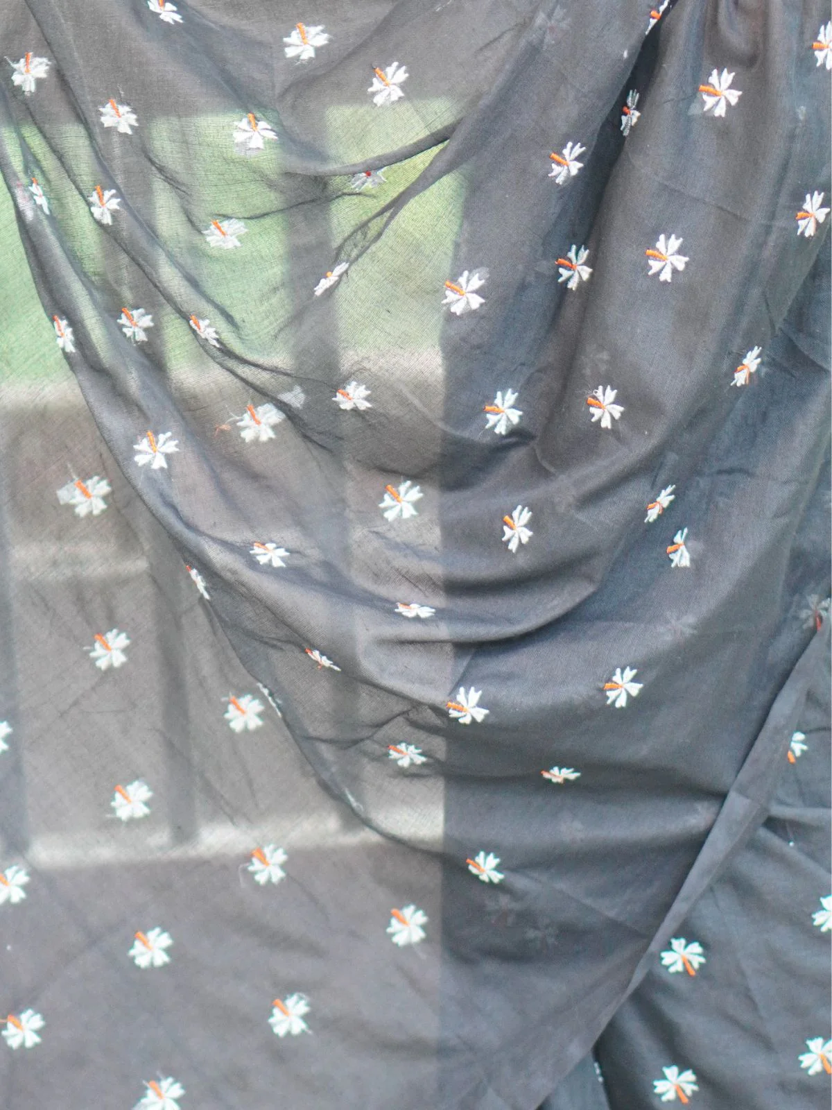 Odette Black Embroidered Cotton Saree With Unstitched Blouse For Women - Image 5