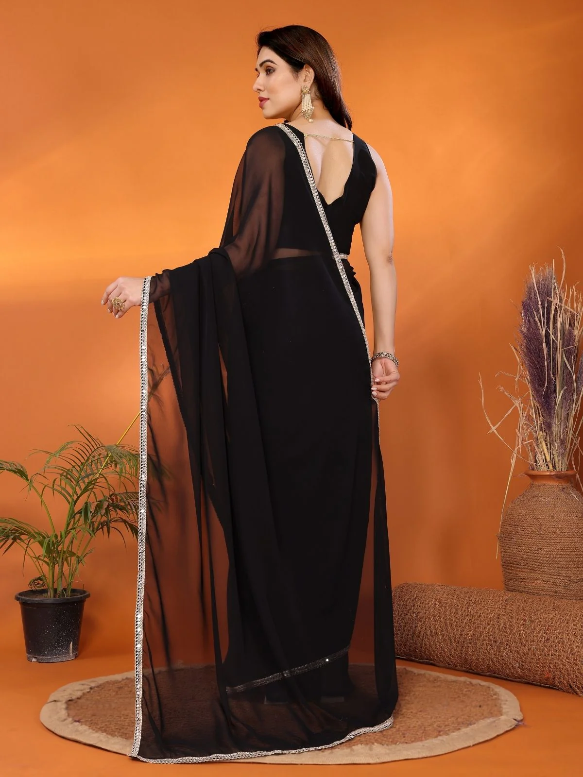 Odette Black Georgette Plain Saree With Unstitched Blouse For Women - Image 4