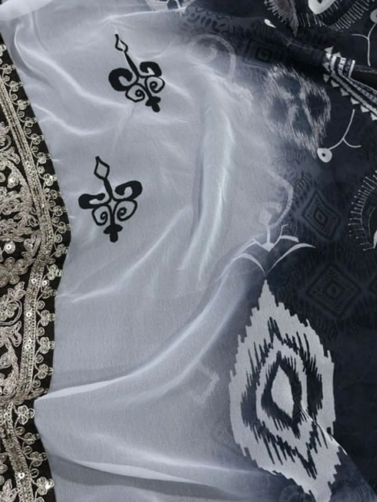 Odette Black Georgette Solid Printed Saree For Women - Image 3
