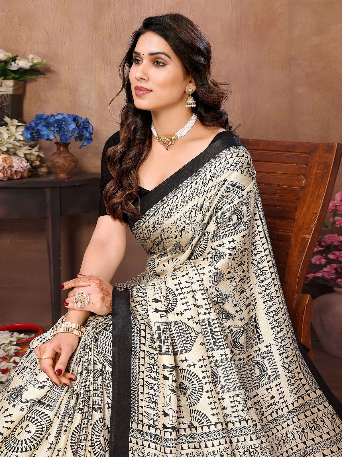 Odette Cream Cotton Printed Saree With Unstitched Blouse For Women - Image 3