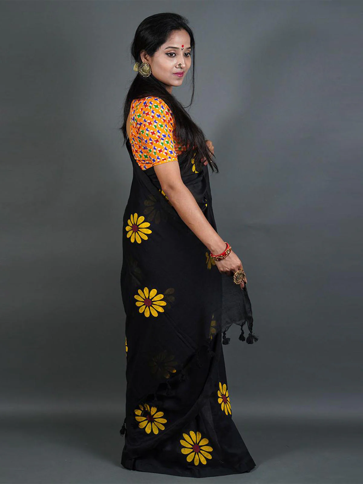 Odette Black Printed Cotton Saree With Unstitched Blouse For Women - Image 3