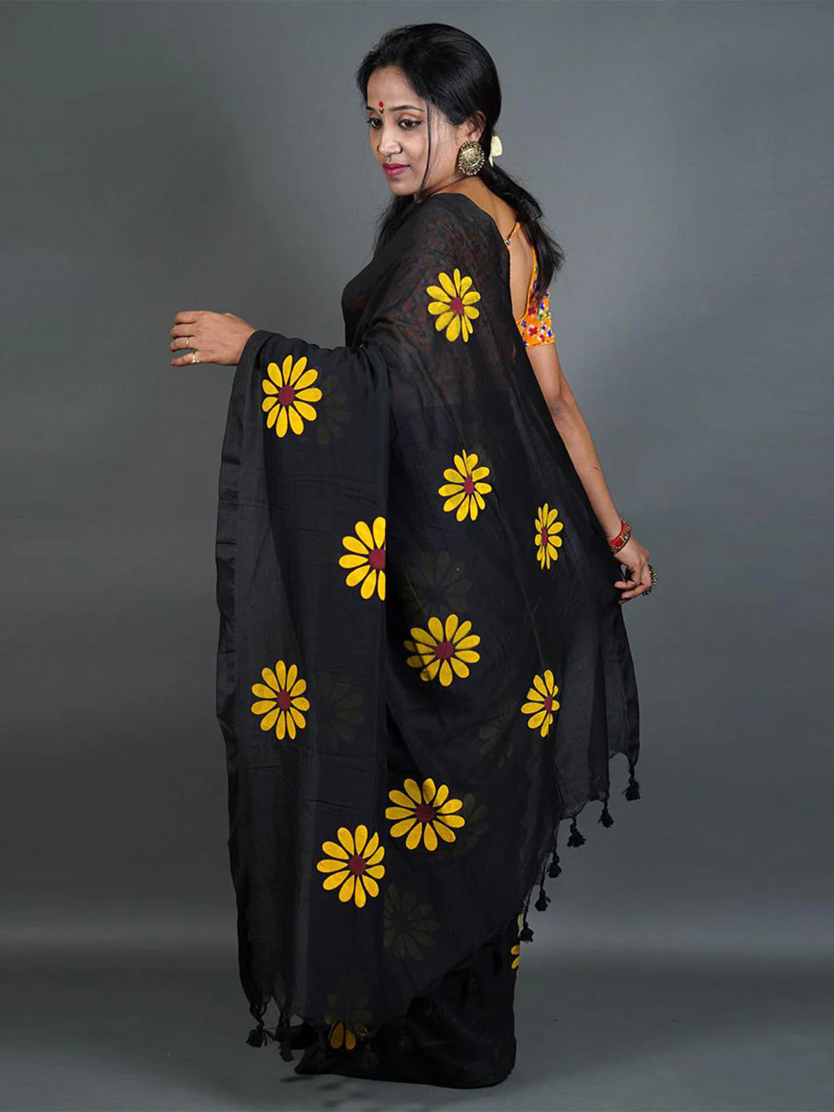 Odette Black Printed Cotton Saree With Unstitched Blouse For Women - Image 4