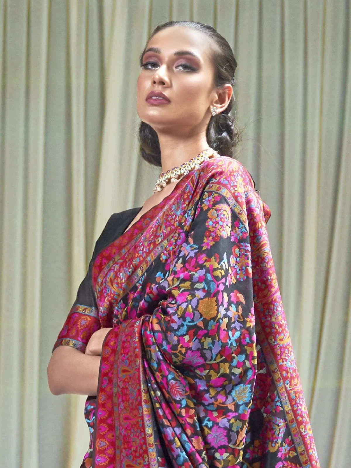 Odette Black Printed Silk Blend Saree With Unstitched Blouse For Women - Image 3