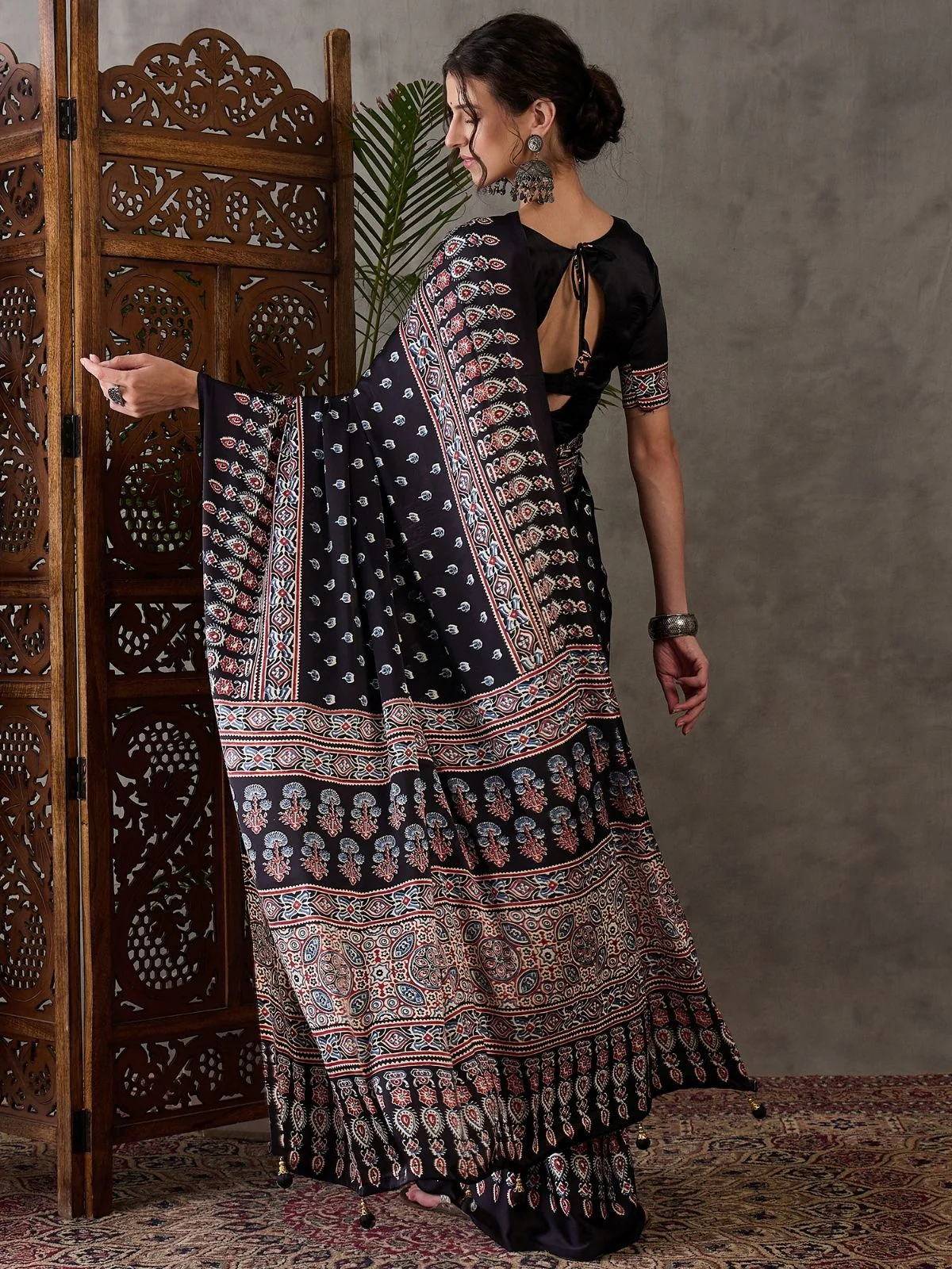 Odette Black Silk Blend Printed Elegant Saree For Women - Image 2