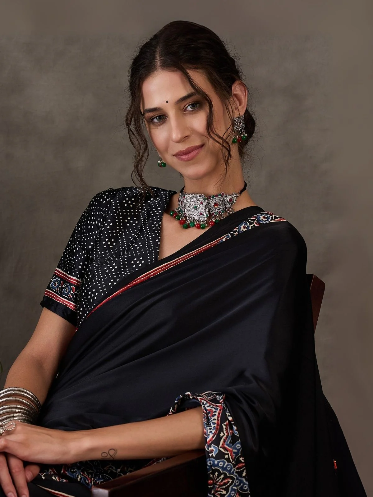 Odette Black Silk Blend Printed Elegant Saree For Women - Image 4