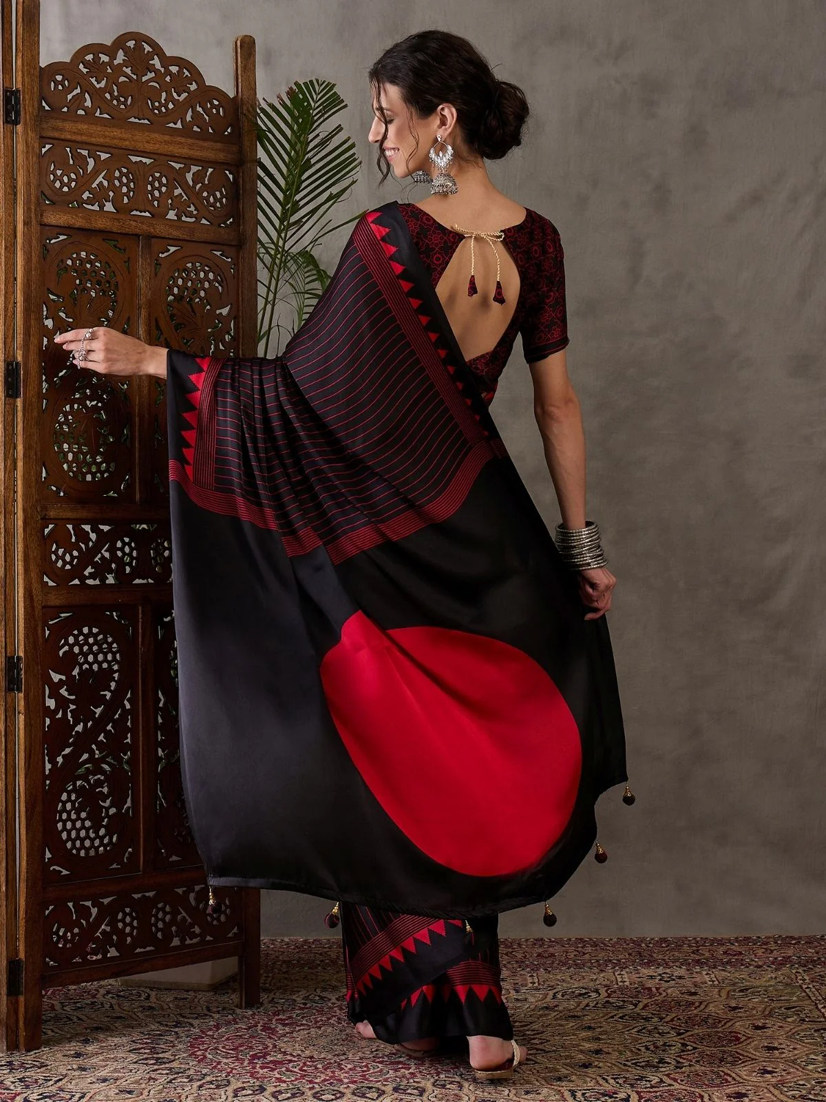 Odette Black Silk Blend Printed Elegant Saree For Women - Image 2