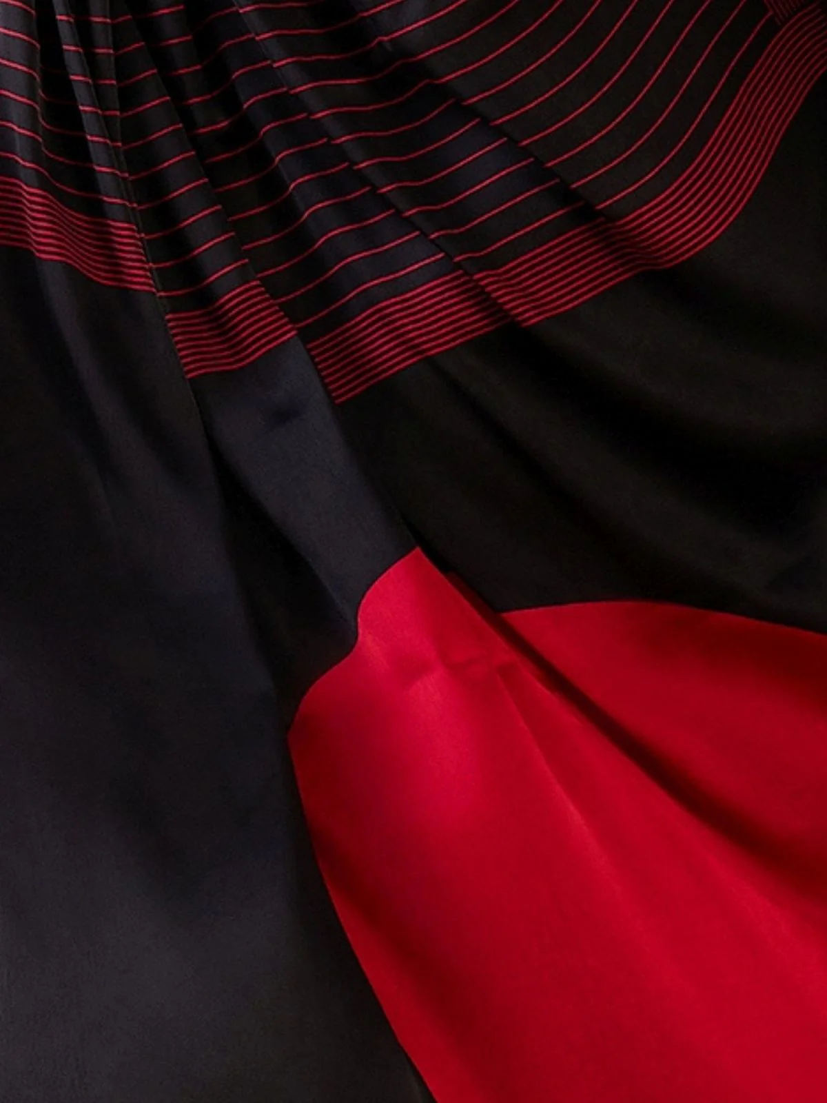 Odette Black Silk Blend Printed Elegant Saree For Women - Image 5