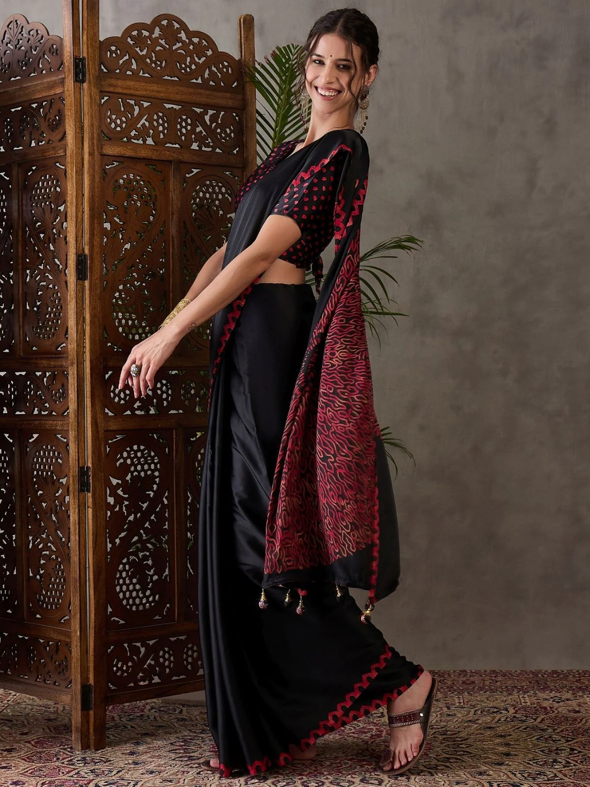 Odette Black Silk Blend Printed Elegant Saree For Women - Image 3