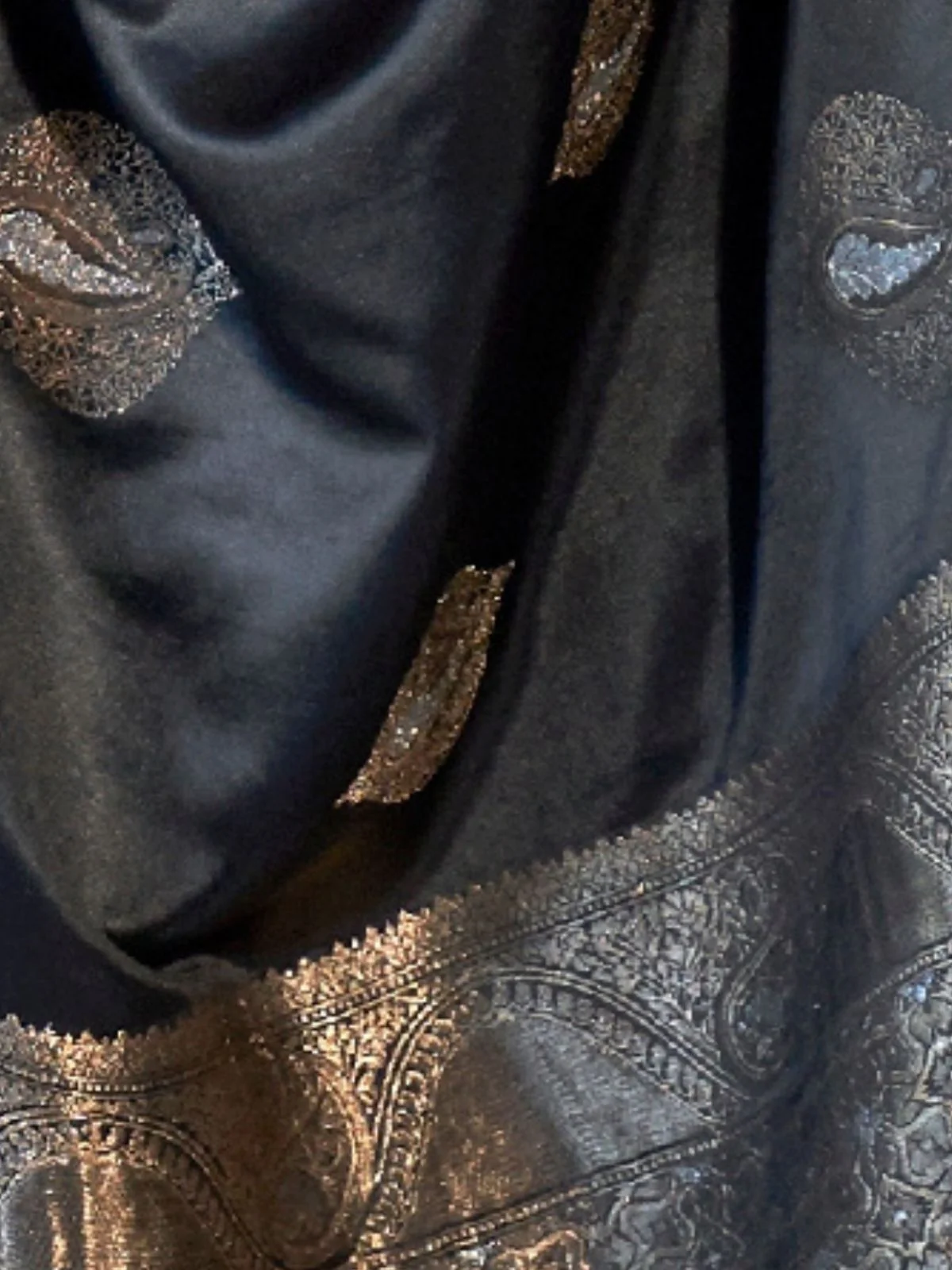 Odette Black Silk Blend Woven Saree With Unstitched Blouse for Women - Image 3