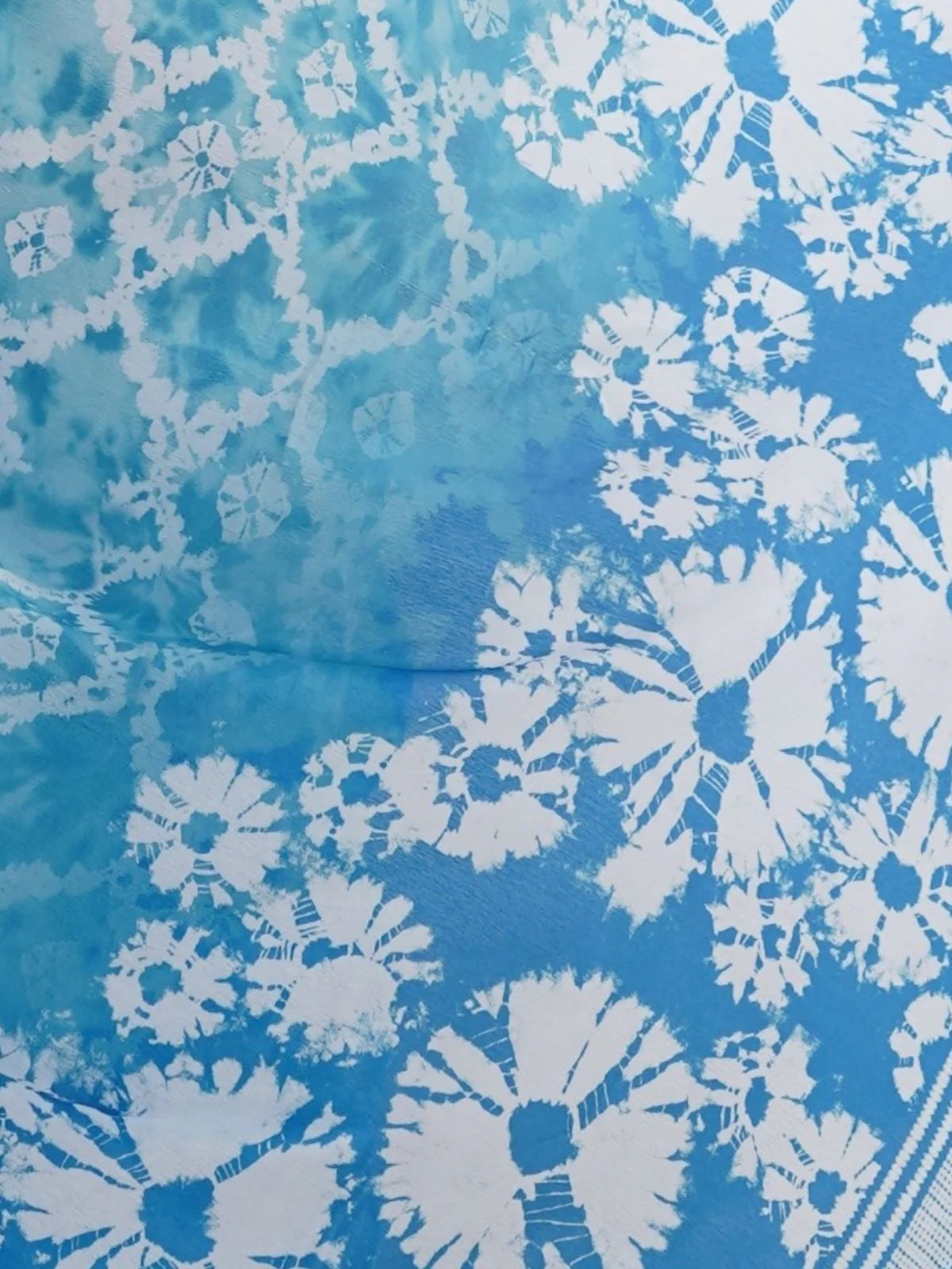 Odette Blue Chinon Printed Saree With Unstitched Blouse For Women - Image 6