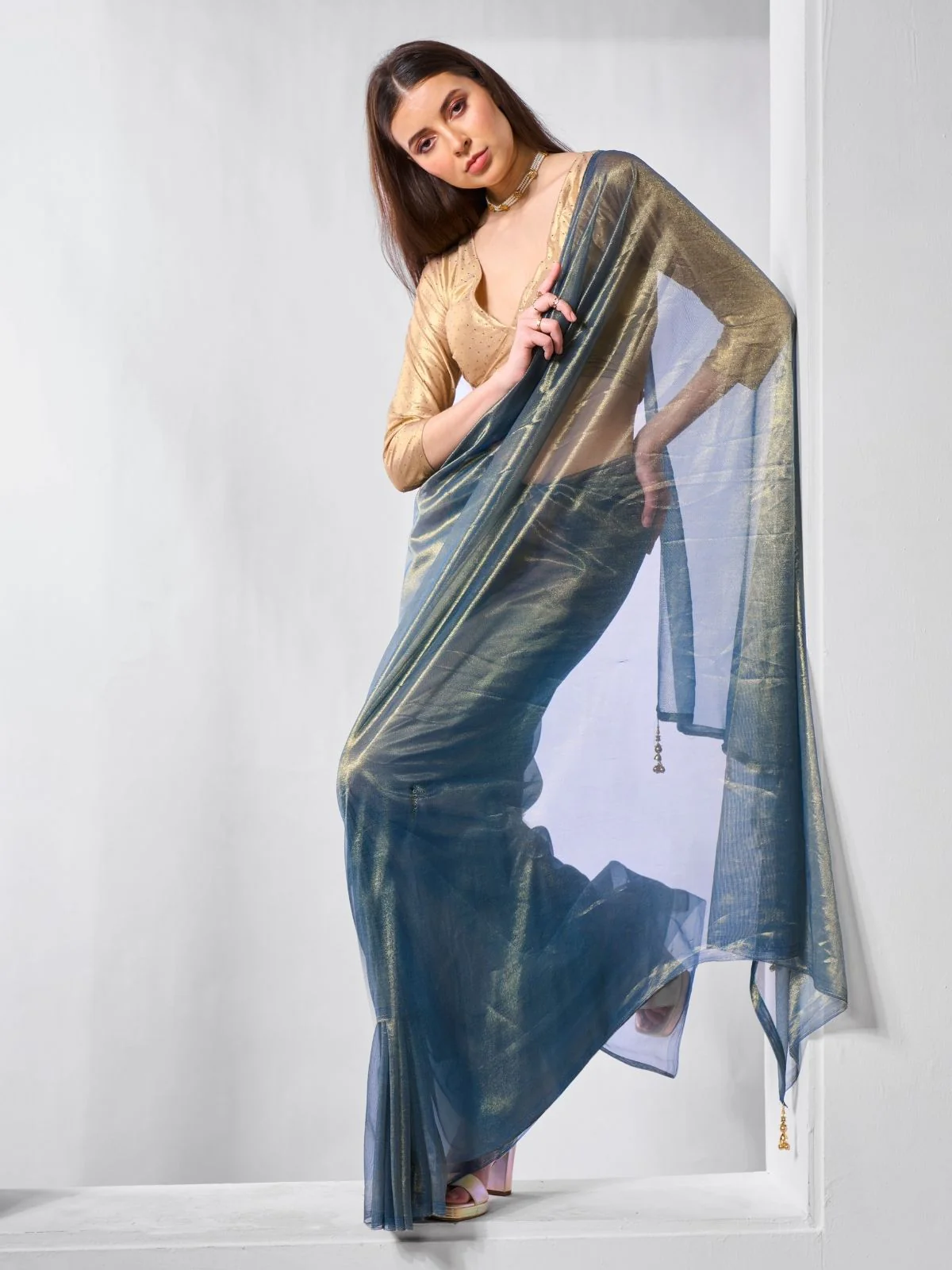 Odette Blue Net Solid Saree With Unstitched Blouse For Women - Image 2
