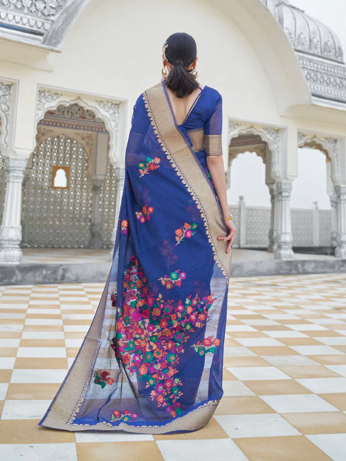 Odette Blue Woven Linen Saree With Unstitched Blouse For Women - Image 3