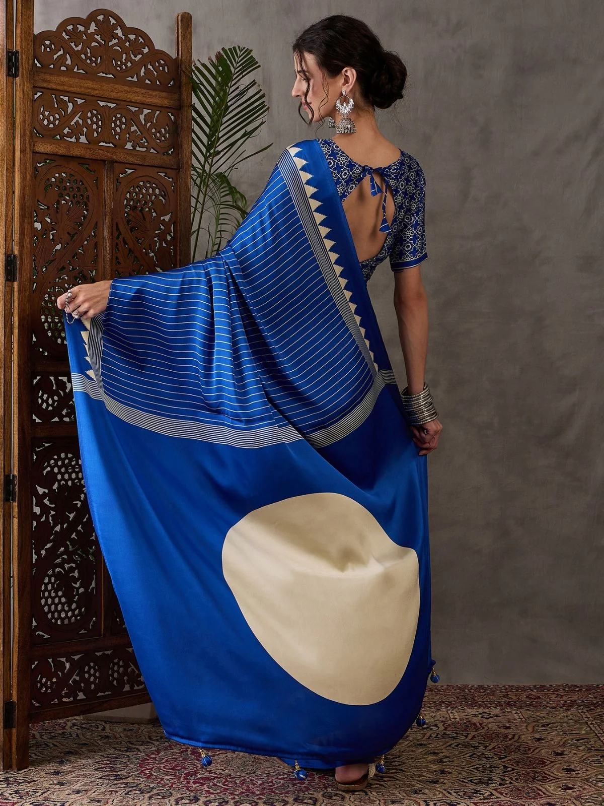 Odette Blue Silk Blend Printed Elegant Saree For Women - Image 2