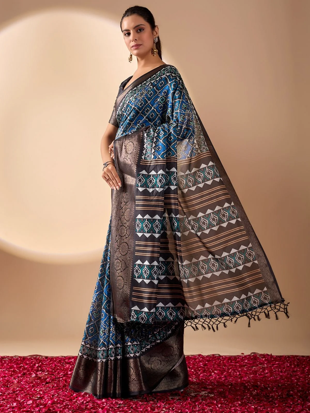 Odette Black And Black Silk Blend Printed Saree For Women - Image 2