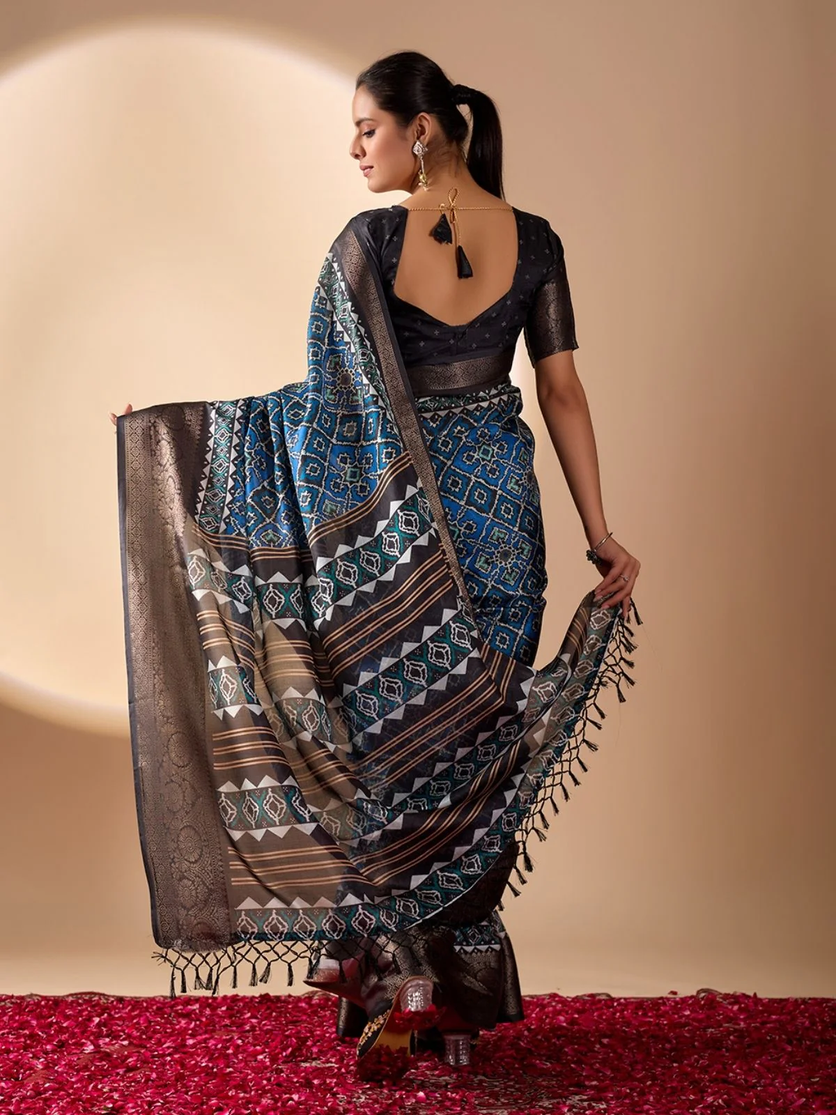 Odette Black And Black Silk Blend Printed Saree For Women - Image 3