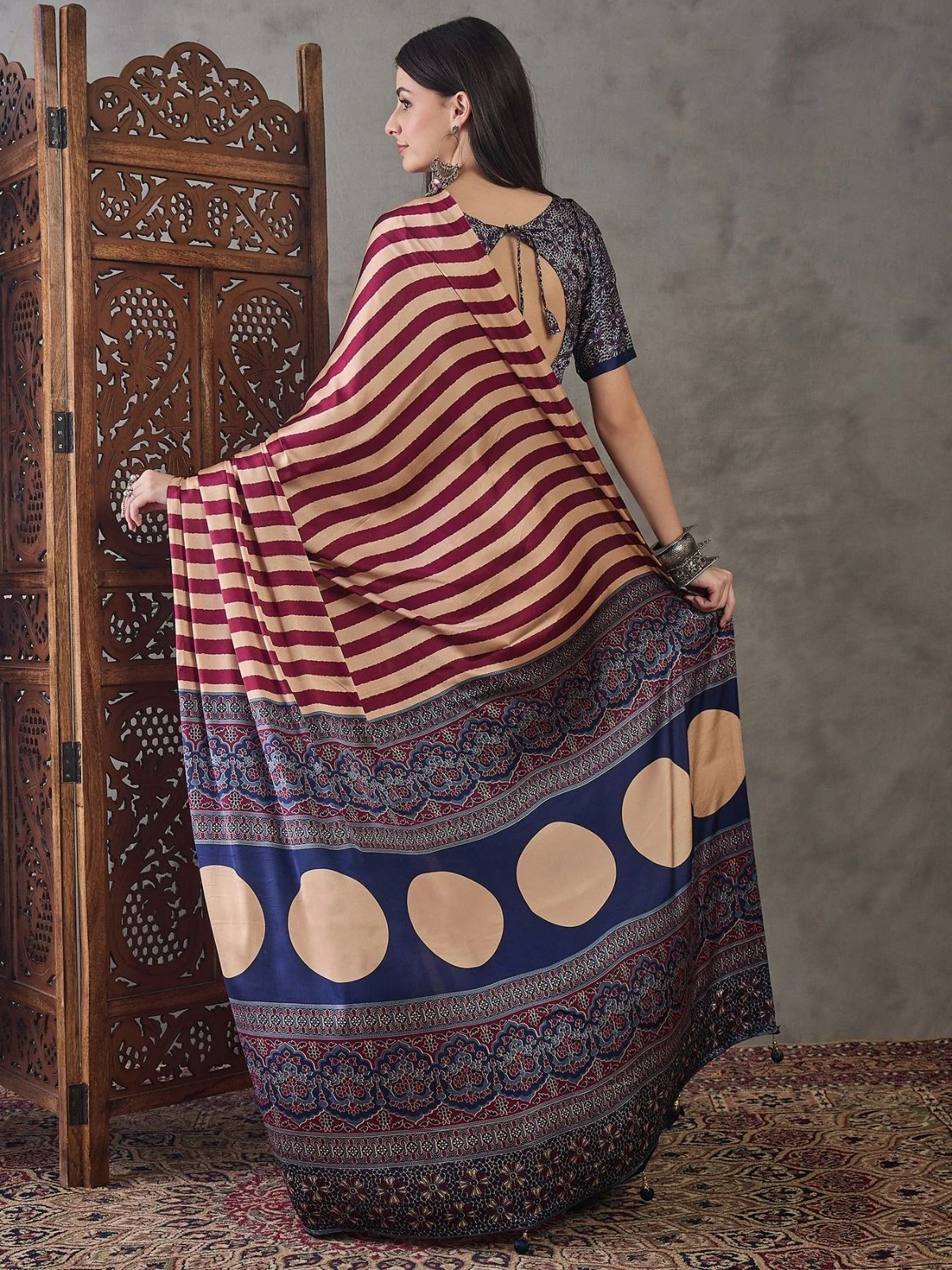 Odette Cream And Maroon Silk Blend Printed Elegant Saree For Women - Image 2