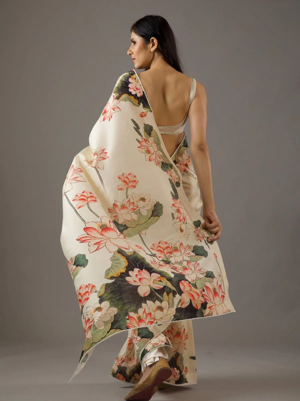 Odette Cream Georgette Floral Print Saree For Women - Image 3