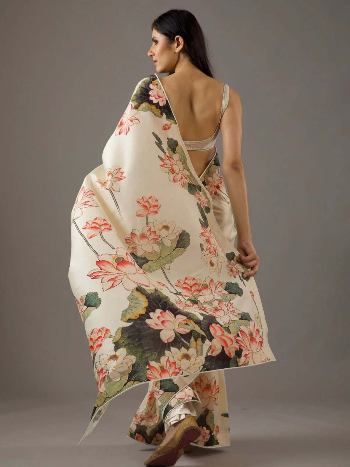 Odette Cream Georgette Lotus Printed Saree With Unstitched Blouse For Women - Image 2