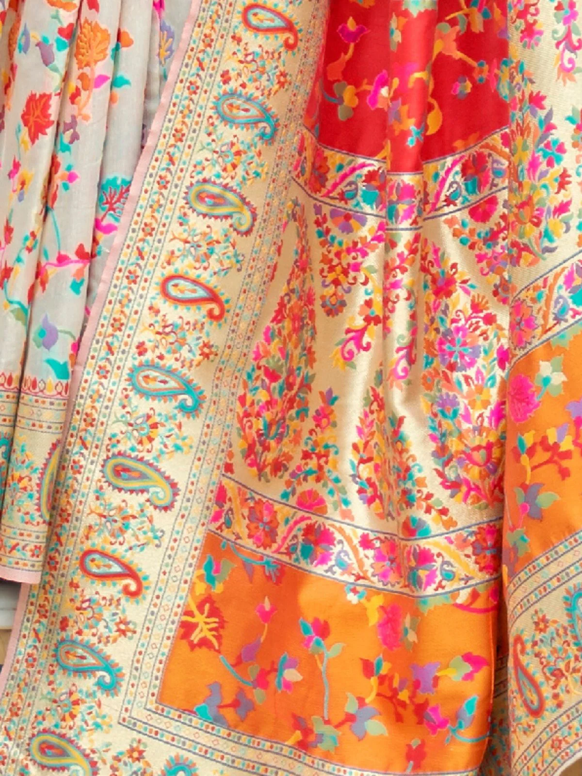 Odette Cream Printed Silk Blend Saree With Unstitched Blouse For Women - Image 4