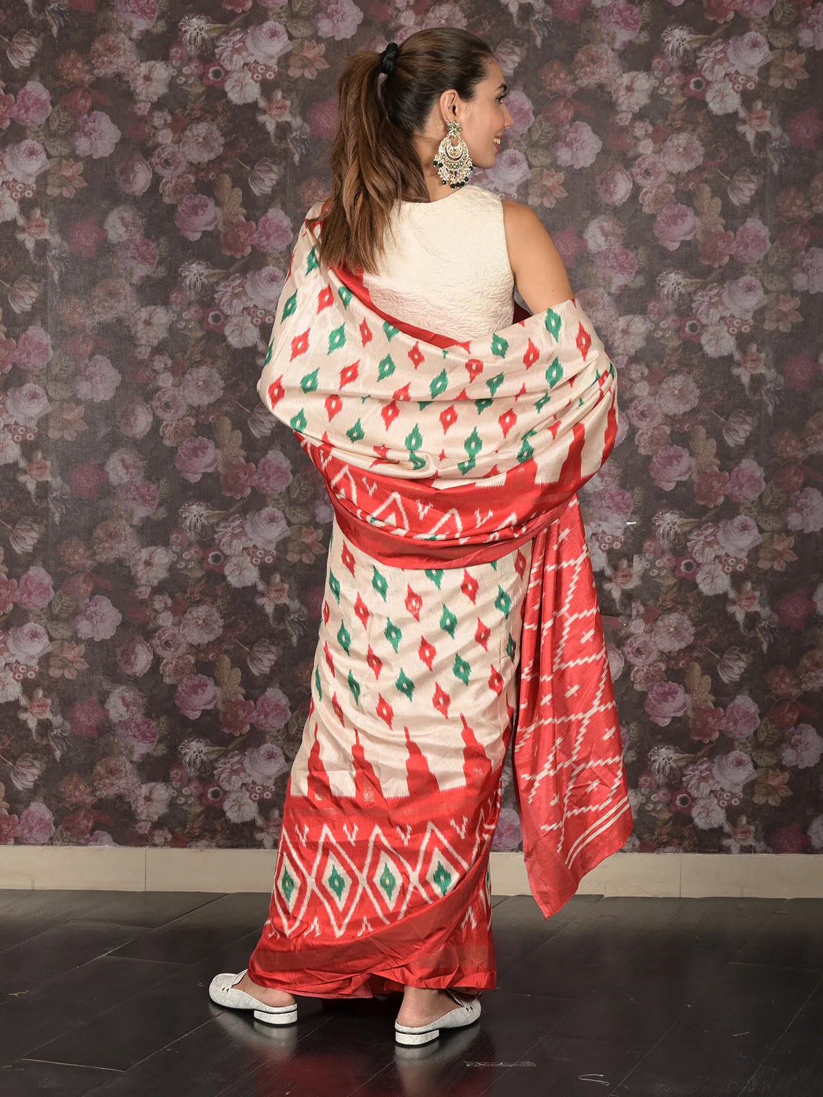 Odette Cream Printed Silk Blend Saree with Unstitched Blouse for Women - Image 4