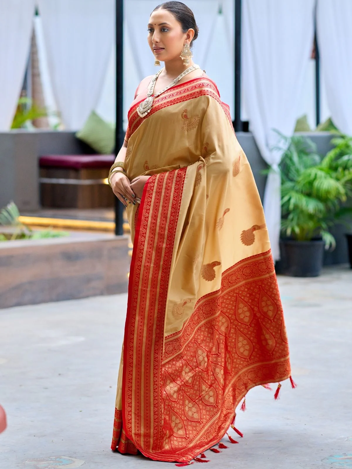 Odette Dark Cream Silk Zari Woven Saree For Women - Image 2
