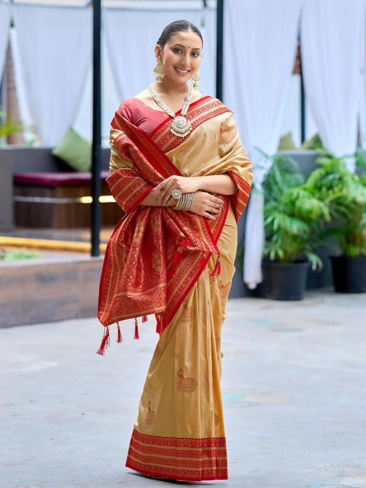 Odette Dark Cream Silk Zari Woven Saree For Women - Image 3