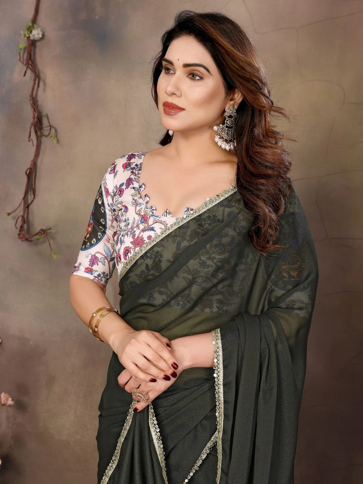Odette Dark Green Georgette Plain Saree With Unstitched Blouse For Women - Image 4