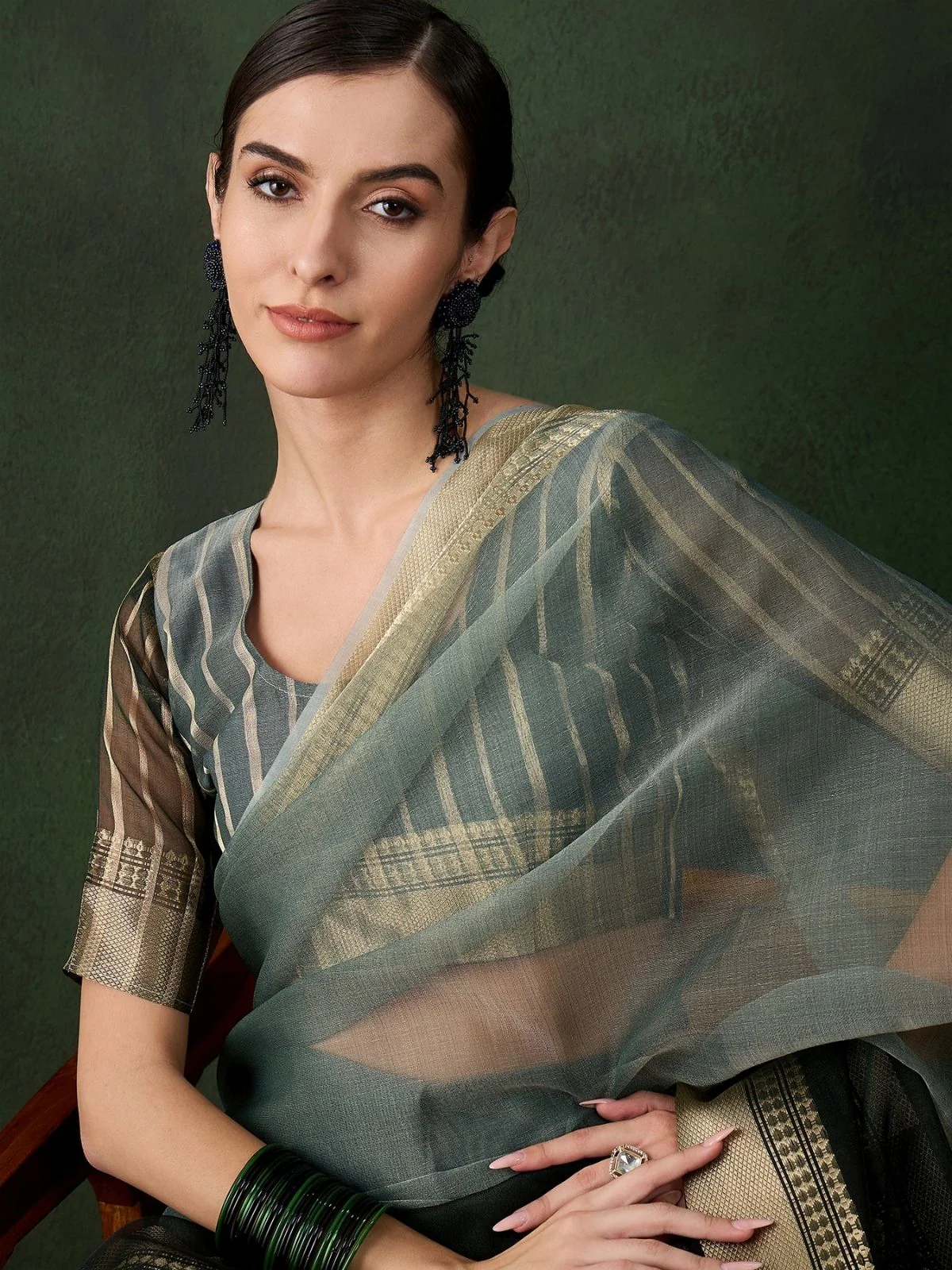Odette Dark Green Organza Woven Saree With Unstitched Blouse For Women - Image 2