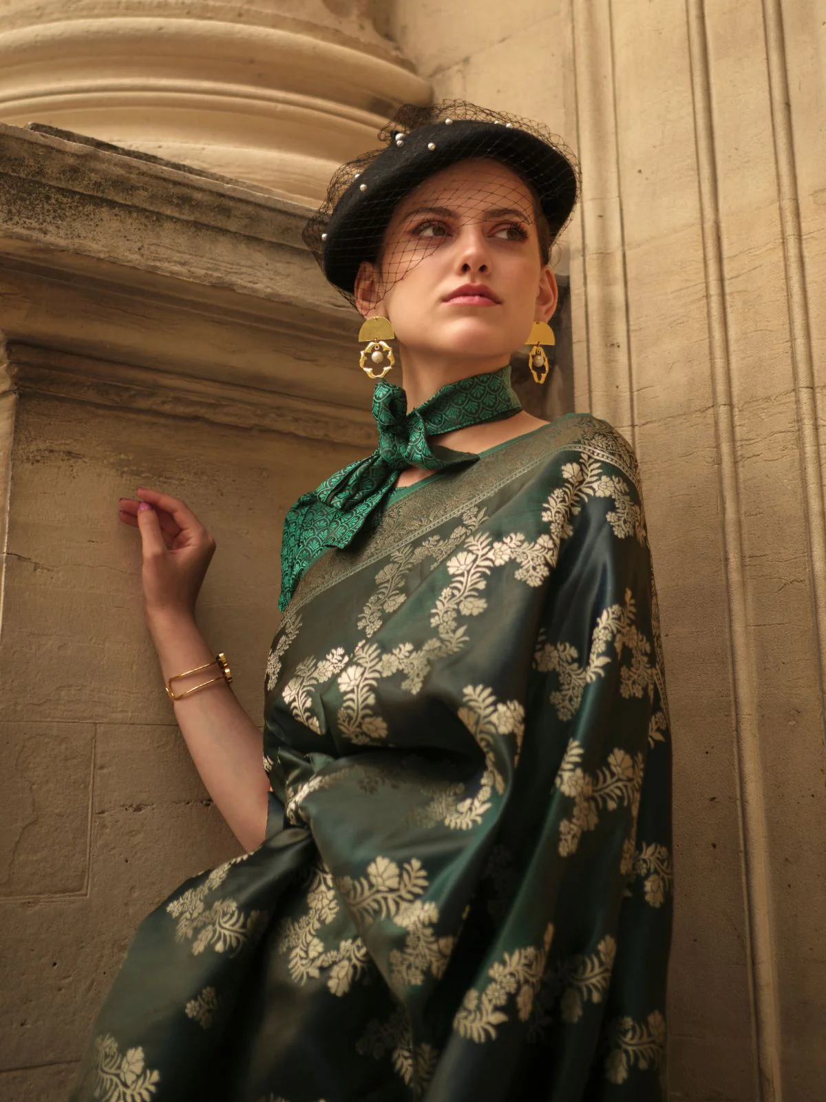Odette Dark Green Silk Blend Woven Saree With Unstitched Blouse For Women - Image 2