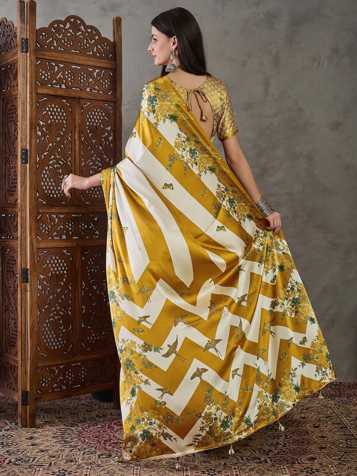 Odette Gold And White Silk Blend Printed Elegant Saree For Women - Image 2