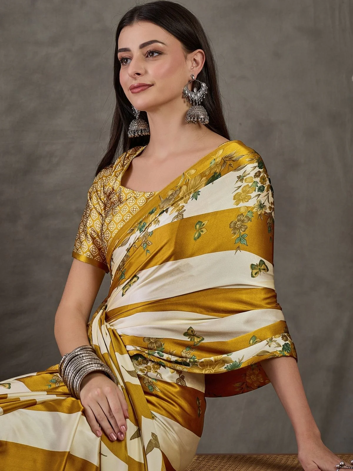 Odette Gold And White Silk Blend Printed Elegant Saree For Women - Image 5