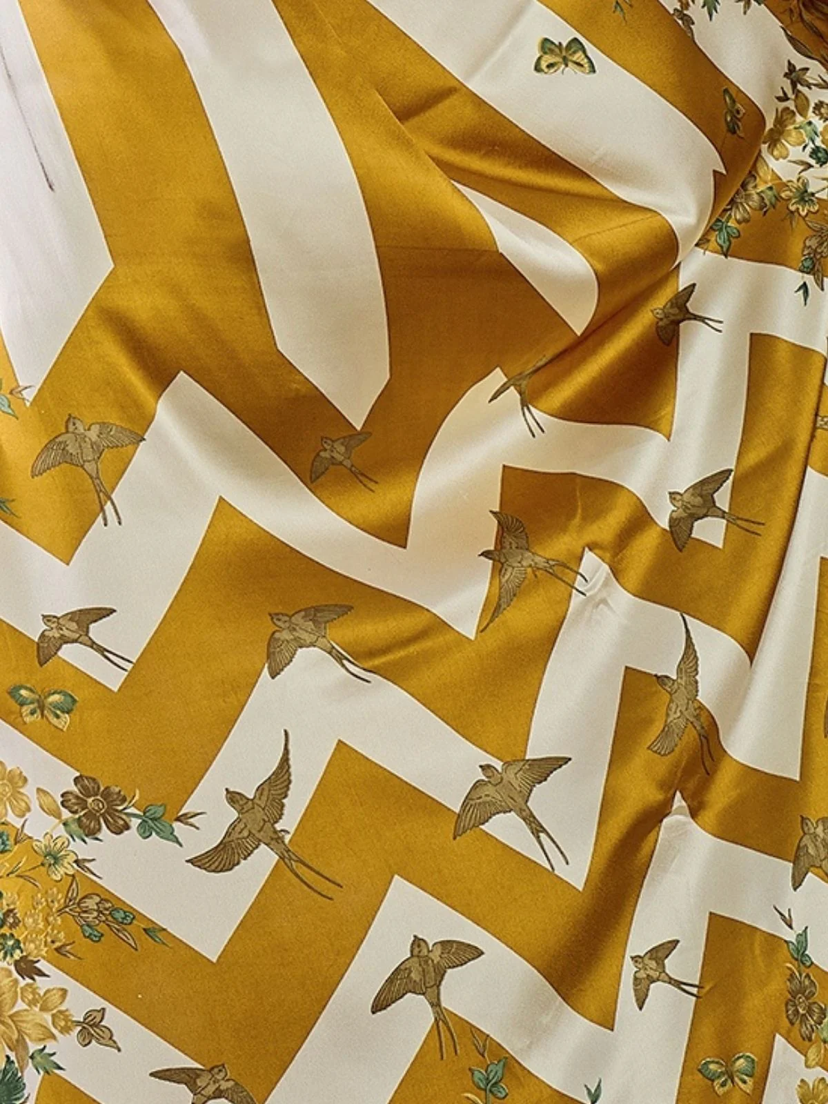 Odette Gold And White Silk Blend Printed Elegant Saree For Women - Image 6