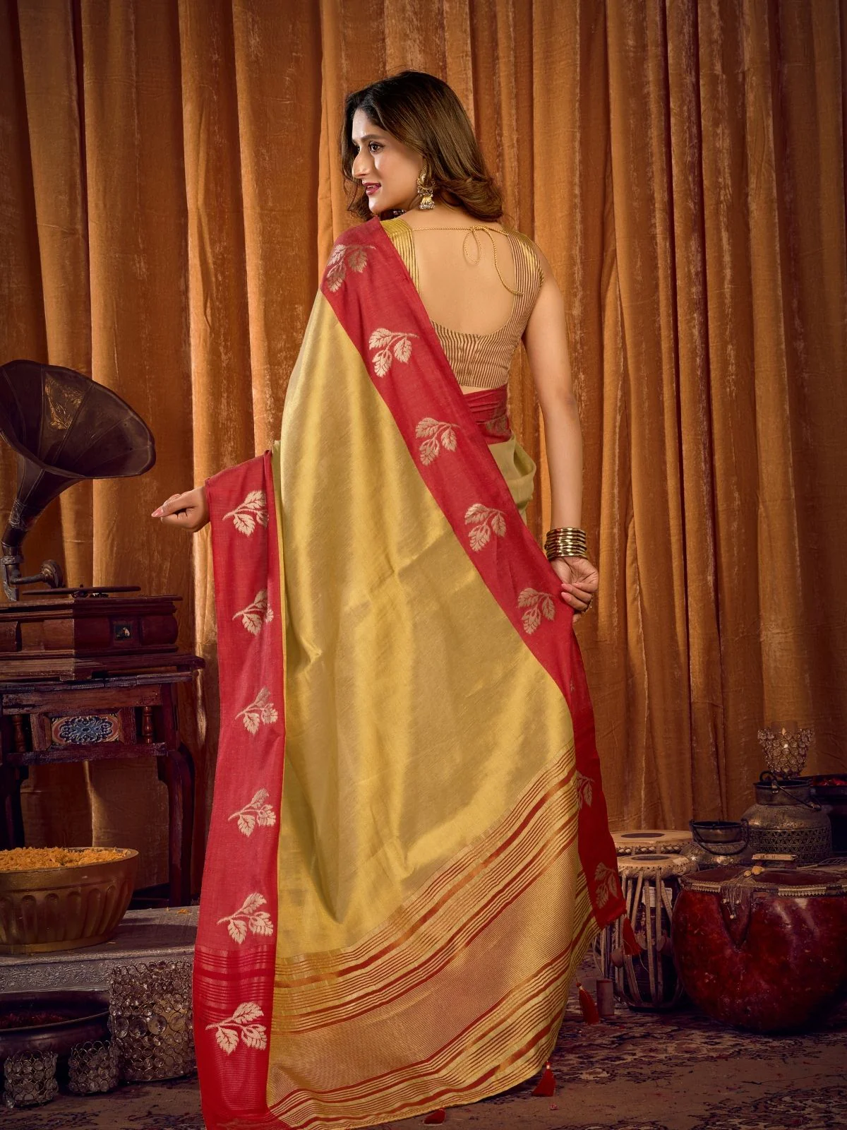 Odette Gold Silk Blend Woven Saree For Women - Image 6