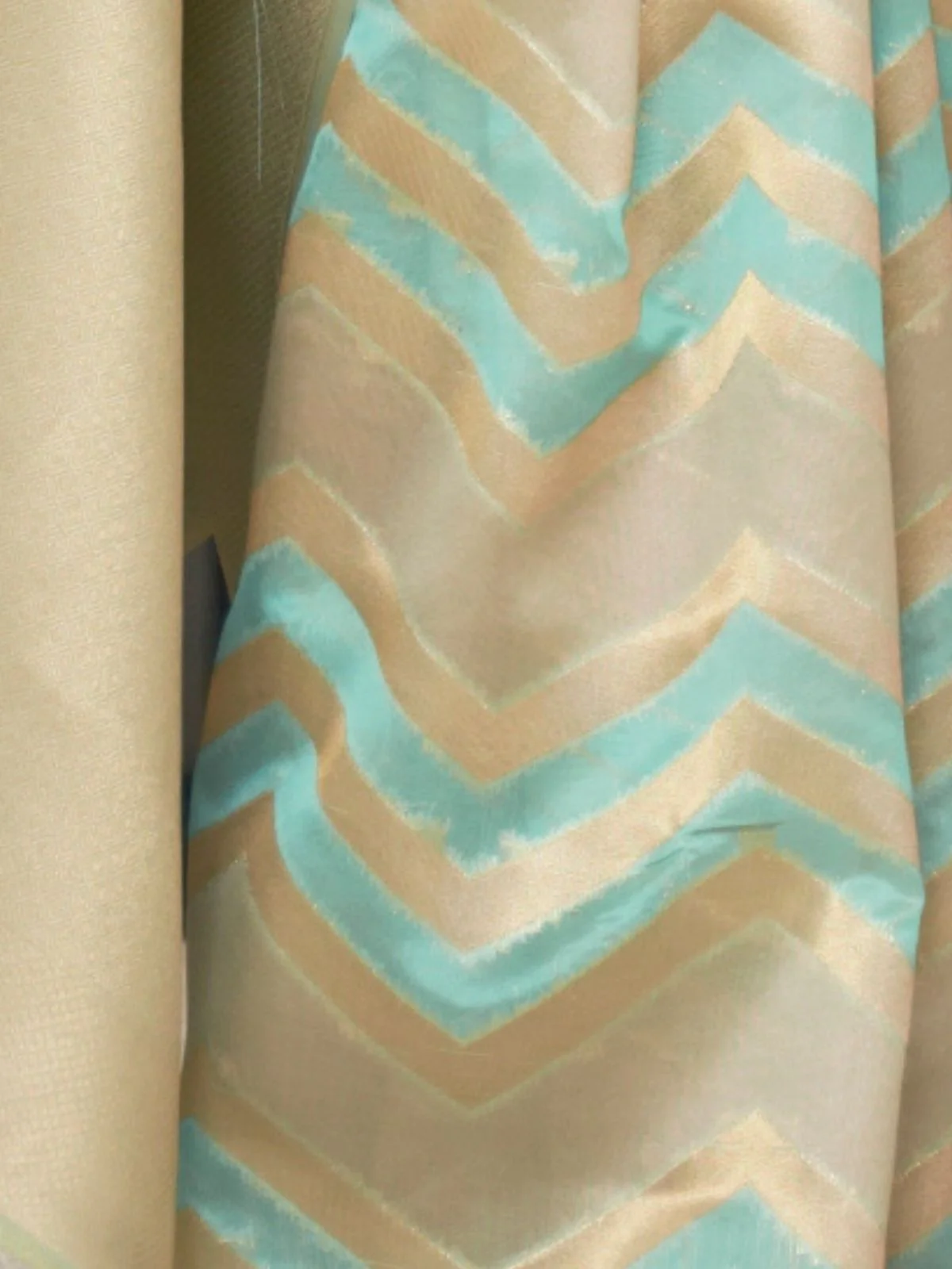 Odette Sea Green And Gold Woven Design Silk Blend Saree With Unstitched Blouse For Women - Image 4