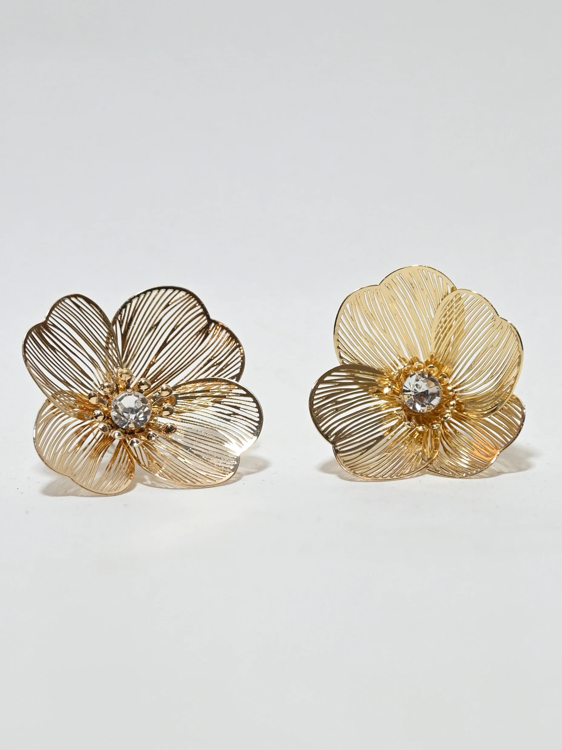 Odette Golden Alloy Metallic Design Jewellery Set For Women - Image 5