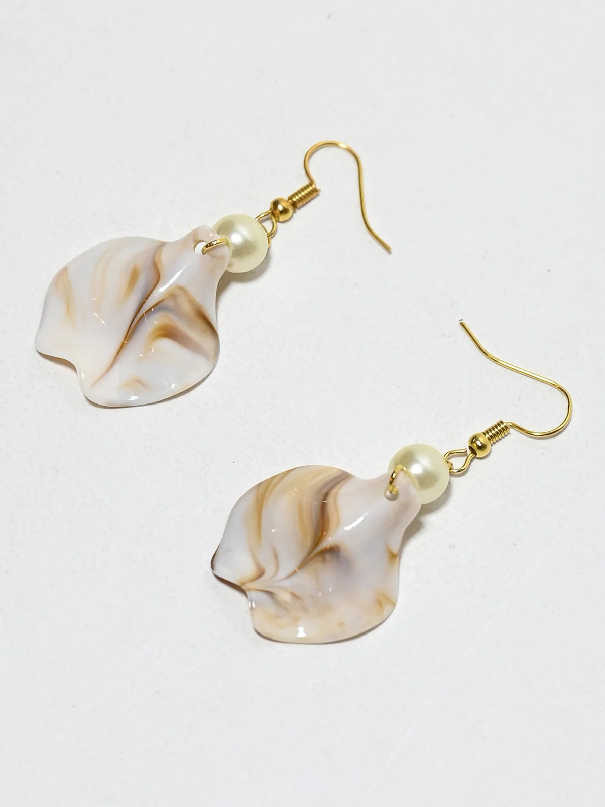 Odette Golden Alloy Stone And Pearl Jewellery Set For Women - Image 4