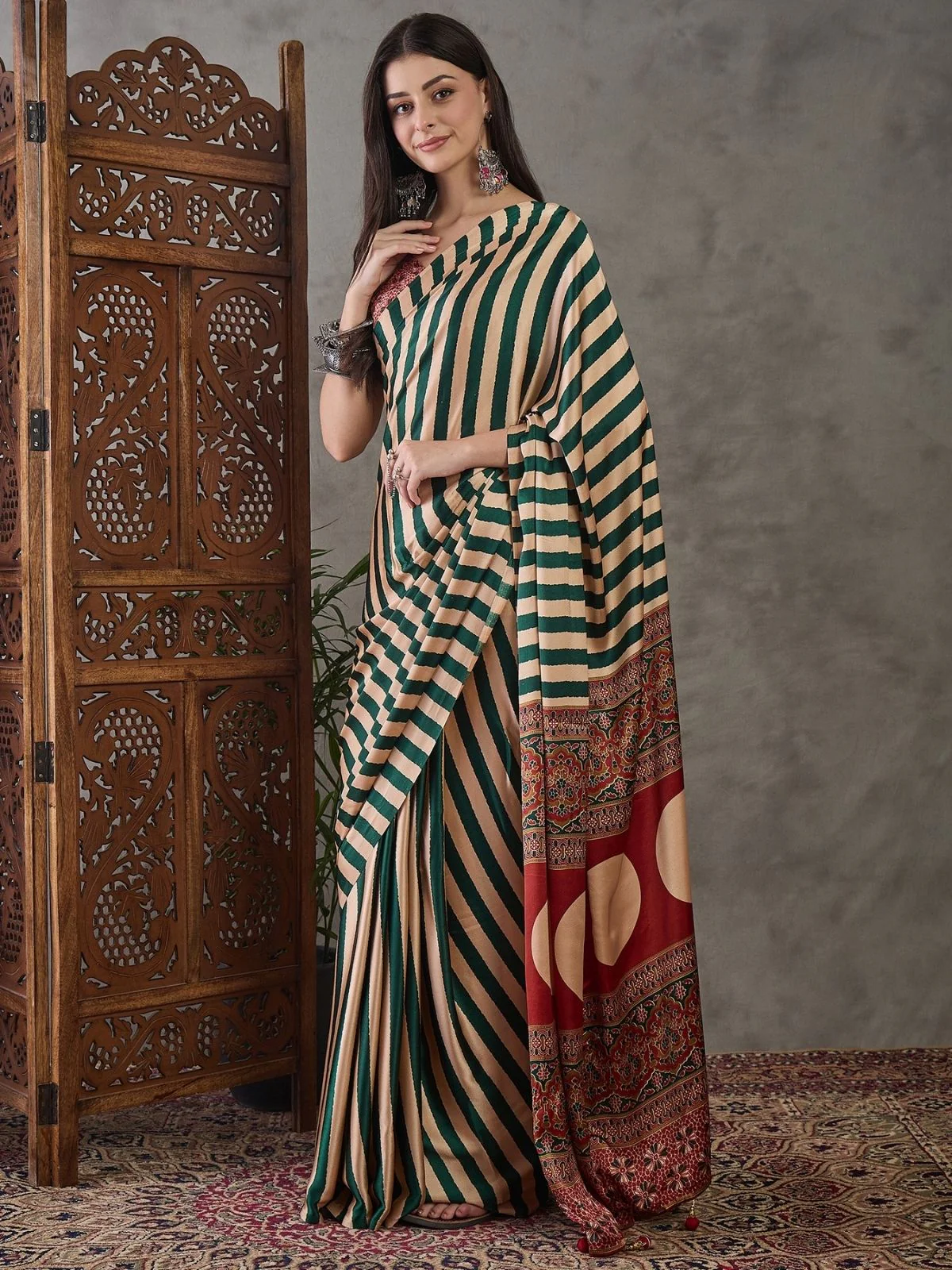 Odette Green And Cream Silk Blend Printed Elegant Saree For Women - Image 3