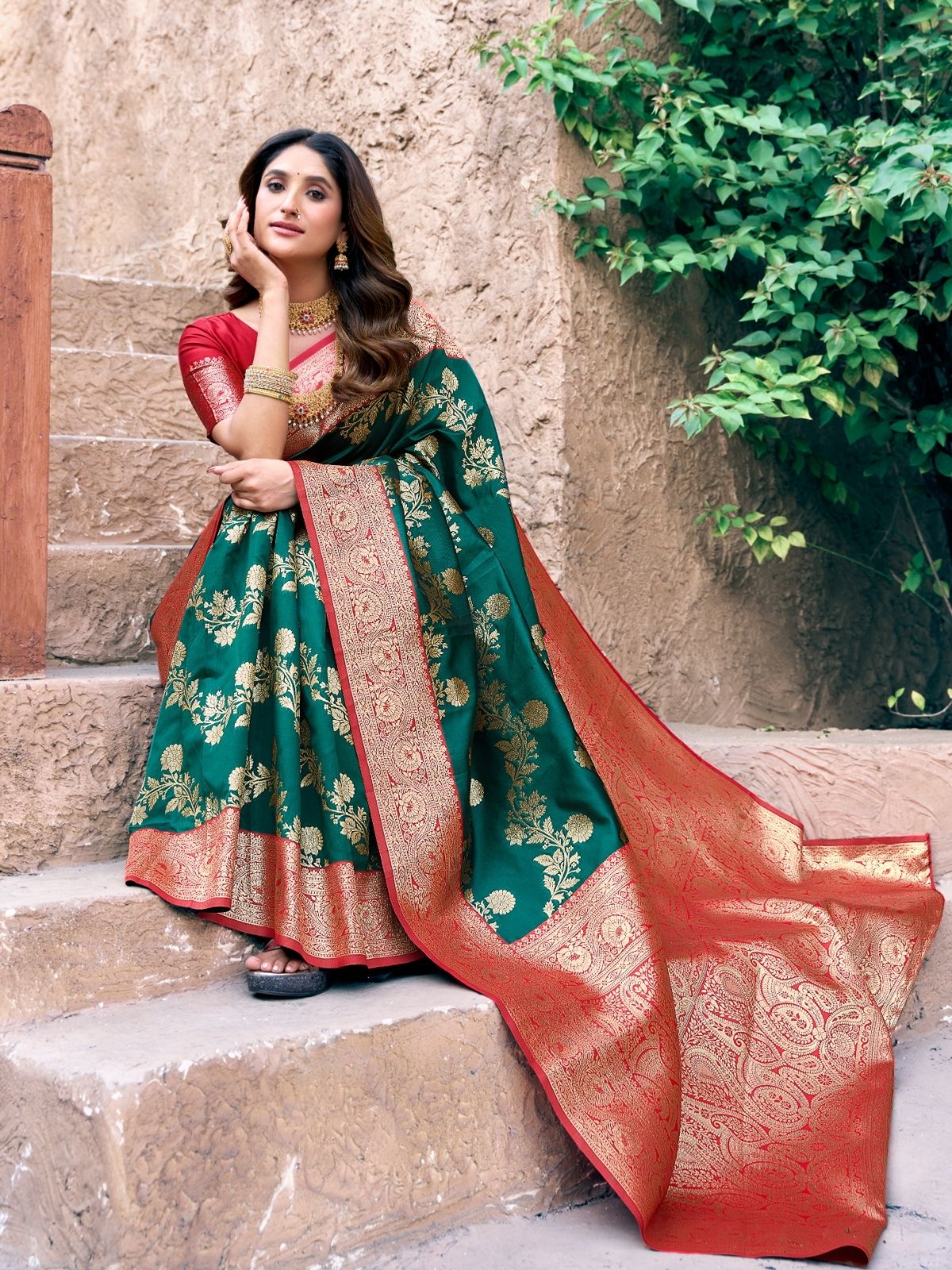 Odette Green and Red Silk Blend Woven Saree For Women - Image 2