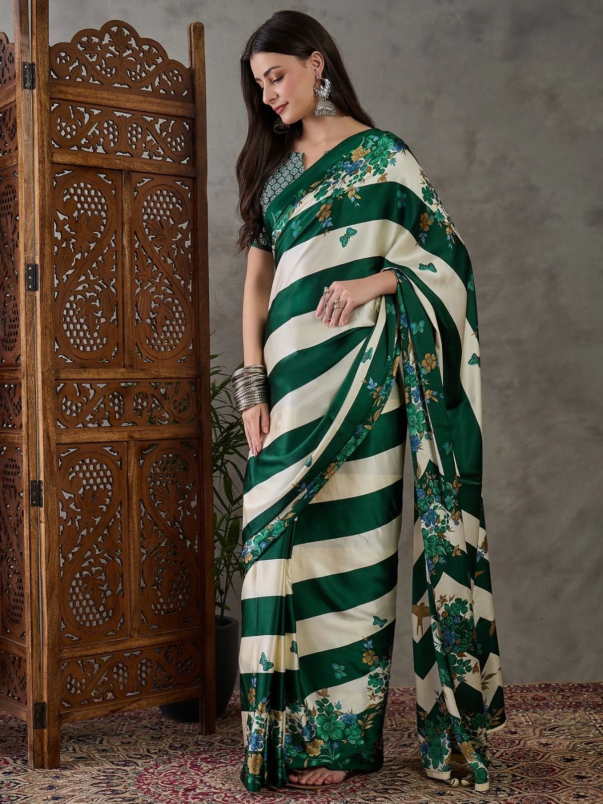 Odette Green And White Silk Blend Printed Elegant Saree For Women - Image 3